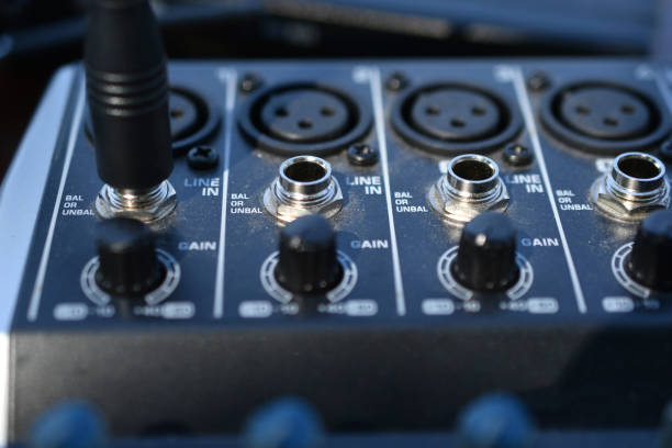 mixer remoto audio con amplificatore e fili - sport fish audio foto e immagini stock