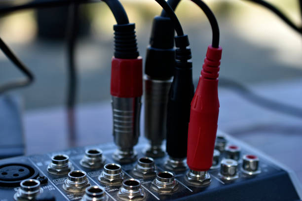 mixer remoto audio con amplificatore e fili - industrial equipment audio foto e immagini stock