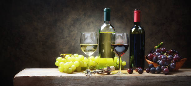 rot- und weißwein mit trauben auf altem holztisch, platz für text. - wine cellar wine bottle grape stock-fotos und bilder