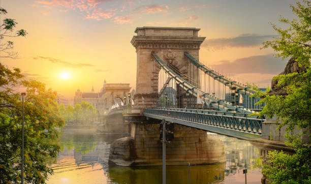 widok na mostek łańcuchowy - chain bridge bridge budapest cityscape zdjęcia i obrazy z banku zdjęć