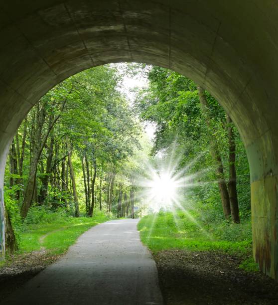 luz no fim de um túnel - spirituality light tunnel light at the end of the tunnel - fotografias e filmes do acervo