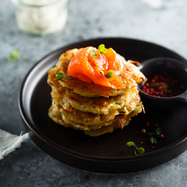 kartoffelpfannkuchen mit lachs - hash brown stock-fotos und bilder