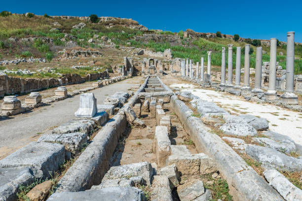 die ruinen der antiken stadt perge. perge ist eine antike griechische stadt an der südlichen mittelmeerküste der türkei - perga stock-fotos und bilder