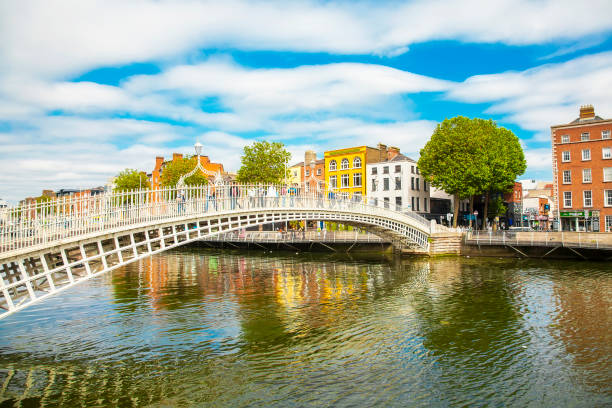 ha'penny bridge and liffey river in dublin old town, ireland - liffey river imagens e fotografias de stock