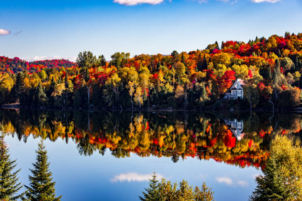 lac-superieur, mont-tremblant, quebec, canada - 魁北克 個照片及圖片檔
