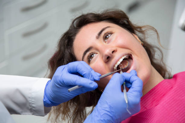 dentista che lavora sulla bocca di una ragazza. - dental checkup foto e immagini stock