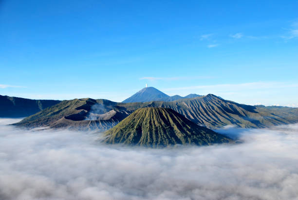 Landscape Bromo Mountain and fog around bromo mountain with shining sunrise from seruni viewpoint is an active volcano of the Bromo Tengger semeru national park, Indonesia. Blue nature scene travel paisaje de la montaña bromo y la niebla alrededor de la montaña bromo con brillante amanecer desde el mirador de seruni es un volcán activo del parque nacional bromo tengger semeru, indonesia. recorrido azul de la escena de la naturaleza
