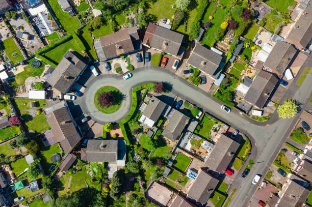 英国、イングランドの典型的な郊外の不動産のトップダウン空中写真 - staffordshire ストックフォトと画像