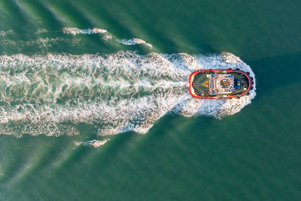 widok z lotu ptaka na holownik. - tugboat towing nautical vessel industrial ship zdjęcia i obrazy z banku zdjęć