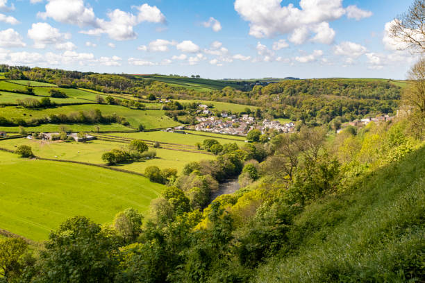 Vue d’été donnant sur Castle Hill, la vallée de Torridge et les champs vers Taddiport avec ciel bleu, Great Torrington, Devon, Angleterre. - Photo