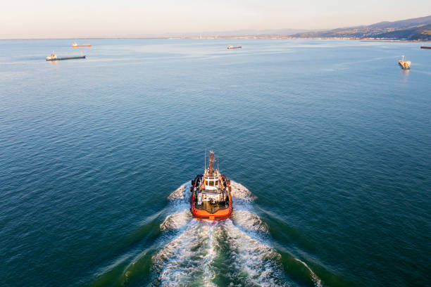 widok z lotu ptaka na holownik. - tugboat towing nautical vessel industrial ship zdjęcia i obrazy z banku zdjęć