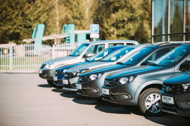 lada vesta, granta samochody zaparkowane w wierszu w pobliżu dealerskiej - avtovaz zdjęcia i obrazy z banku zdjęć