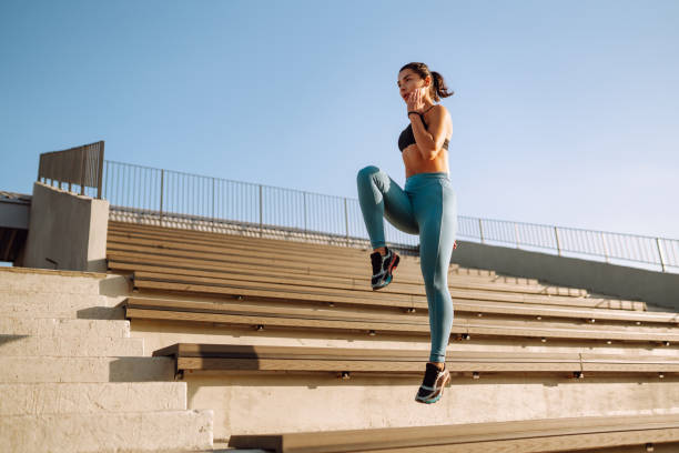 요가, 거리에서 피트니스 운동을하고 스포츠웨어에 젊은 여자를 적합합니다. - women action jumping running 뉴스 사진 이미지