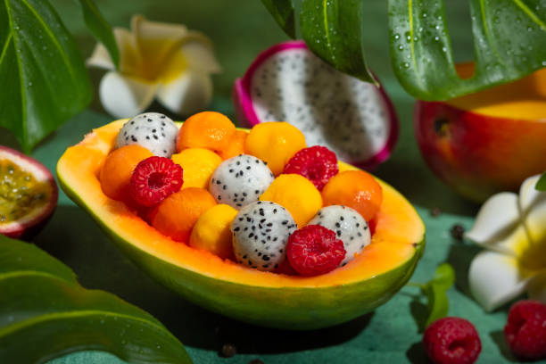 salade de fruits exotiques d’été en moitié de papaye - 2271 photos et images de collection