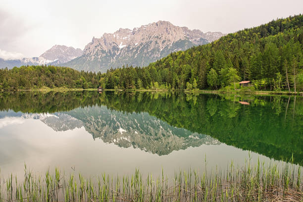 lautersee con vista sul karwendel - lautersee lake foto e immagini stock