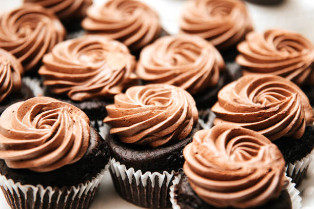 mini postres de chocolate y vainilla, cupcakes de crema, panacotas, - cupcake fotografías e imágenes de stock