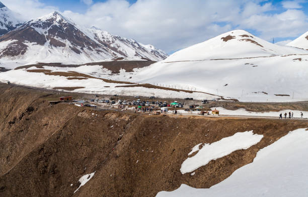 georgian military highway ansicht an einem tag - kazbek stock-fotos und bilder