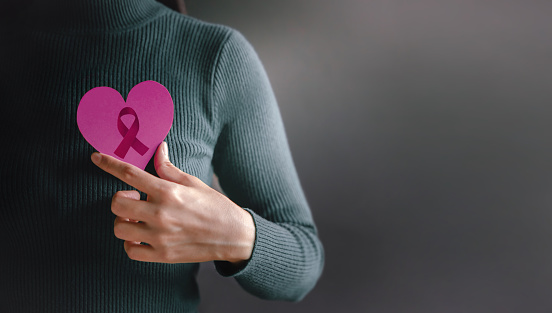 Concepto de Amor, Cuidado de la Salud, Donación y Caridad. Conciencia sobre el cáncer de mama. Día Mundial de la Sobreviviente de Cáncer photo