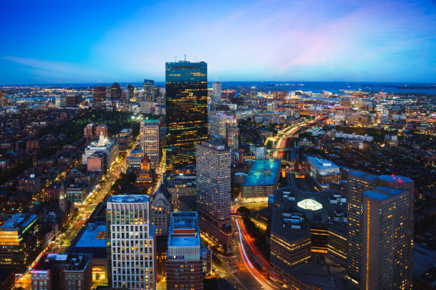 paysage urbain de boston - boston skyline night city photos et images de collection