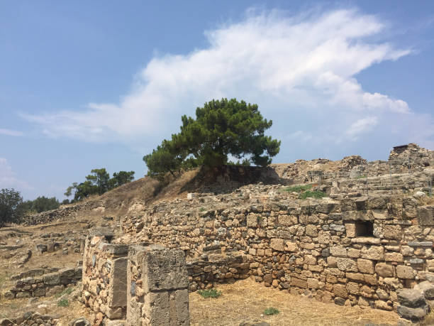 Aegina, Greece la colina de kolona, justo al norte de la ciudad de egina, es la colina con una sola columna (kolona en griego), último remanente de un templo órico de apolo. construido en el año 520 ac de la piedra arenisca de egina, se encontraba en el sitio de templ