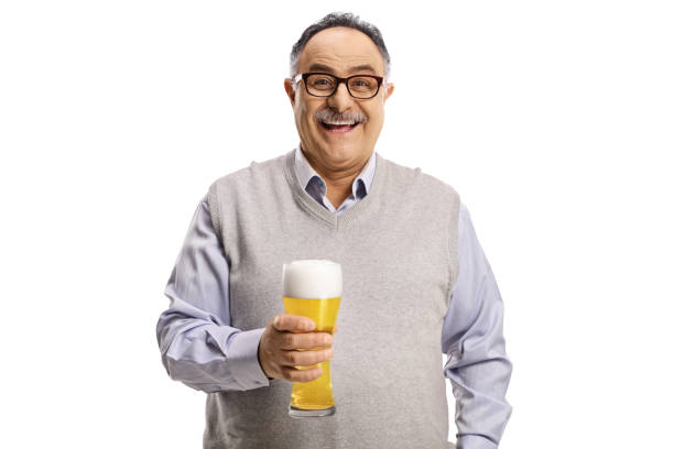 homem feliz e maduro segurando um copo de cerveja gelada - beer glass mustache beer color image - fotografias e filmes do acervo