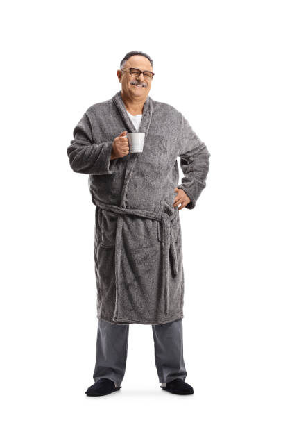 portrait en pied d’un homme mature portant une robe grise et tenant une tasse - male mug shot cut out one person photos et images de collection