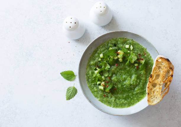 gazpacho di cetriolo. zuppa di cetriolo freddo verde in ciotola grigia - cream of broccoli foto e immagini stock