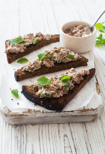 sándwiches de cara abierta con paté de atún sobre pan de centeno de cerca - pan de centeno fotografías e imágenes de stock