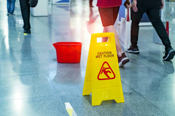 attenzione pavimento bagnato - slippery when wet sign foto e immagini stock