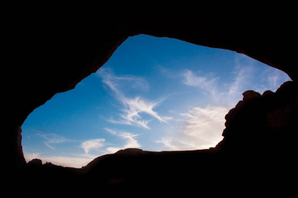 cielo a través de una abertura de la cueva. vista del cielo en la apertura de la cueva. - natural tunnel state park fotografías e imágenes de stock
