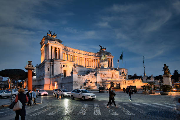 roma e piazza venezia. viagens e férias na itália. marcos de roma - travel tourist roman forum rome - fotografias e filmes do acervo