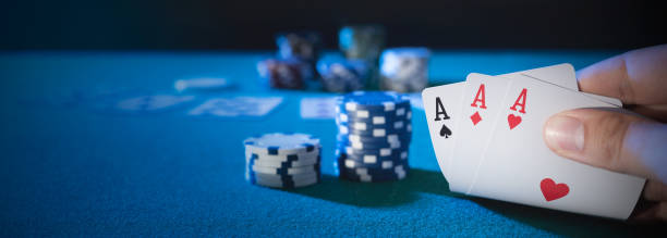 손 카드를 선택, 카지노 포커를 재생 - playing chance gambling house 뉴스 사진 이미지