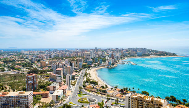 città di alicante dal monte serra grossa. distretto di cabo de la huerta e san juan con edifici alti, strade, spiagge e coste aspre del mar mediterraneo. regione della costa blanca in spagna dall'alto - alicante costa blanca foto e immagini stock