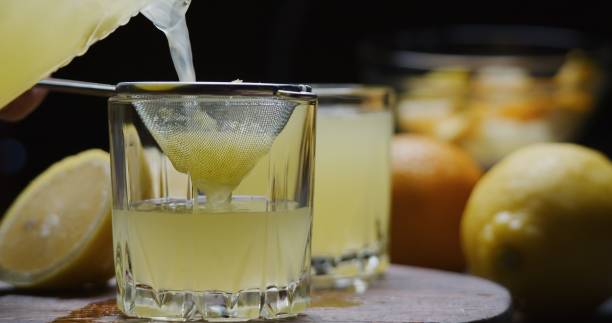 préparation de limonade orange maison - colander photos et images de collection