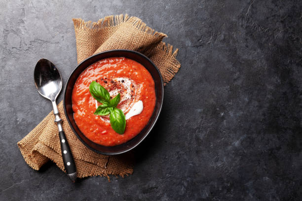 hausgemachte küche kalte gazpacho suppe - tomato soup red basil table stock-fotos und bilder