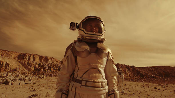 astronautes à la recherche d’une base sur mars - people exploration futuristic walking photos et images de collection