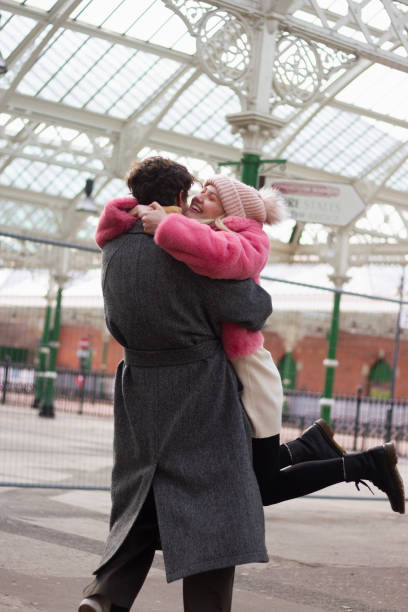 riunione alla stazione ferroviaria - fun knit hat adult dating foto e immagini stock