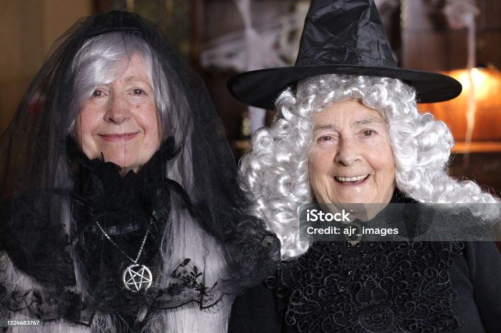 Foto de Bruxas Assustadoras Com Cabelos Grisalhos e mais fotos de stock de  Dia das Bruxas - Dia das Bruxas, Terceira idade, Festa - iStock