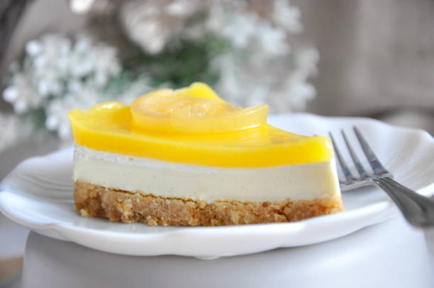 крупным планом слой лимонного сыра тарт - lemon meringue pie pie pastry crust portion стоковые фото и изображения