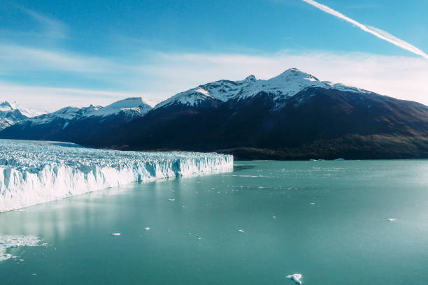 bela paisagem de um iceberg no lago cercado por montanhas na geleira perito moreno na argentina - glacier moreno glacier iceberg argentina - fotografias e filmes do acervo