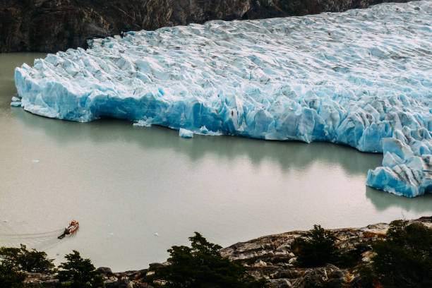 bela paisagem de um iceberg no lago cercado por montanhas na geleira perito moreno na argentina - glacier moreno glacier iceberg argentina - fotografias e filmes do acervo