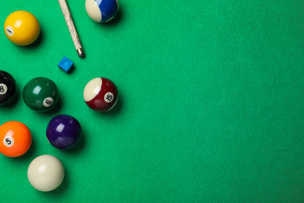 composición plana de la enyes con bolas en la mesa de billar, espacio para el texto - snooker fotografías e imágenes de stock