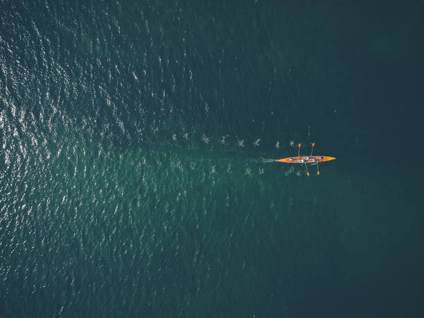 barco de linha no oceano - oar rowing sport rowing team - fotografias e filmes do acervo
