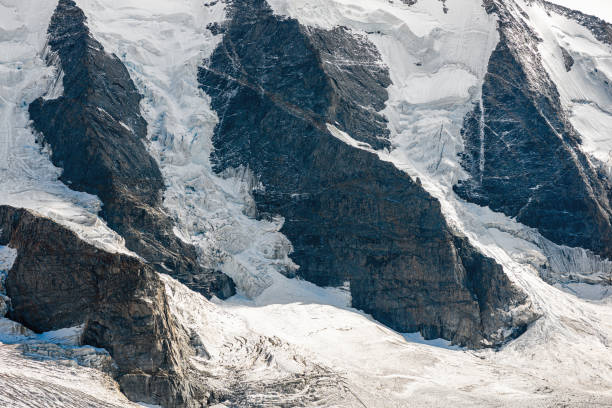 vista para a geleira morteratsch e panorama de piz berinia e piz palu na suíça. alpes suíços. - engadine switzerland palu piz - fotografias e filmes do acervo