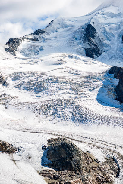 vista para a geleira morteratsch e panorama de piz berinia e piz palu na suíça. alpes suíços. - engadine switzerland palu piz - fotografias e filmes do acervo