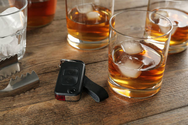 나무 테이블에 알코올과 자동차 열쇠의 안경, 클로즈업. 음주 운전 개념 - drunk driving alcohol key law 뉴스 사진 이미지