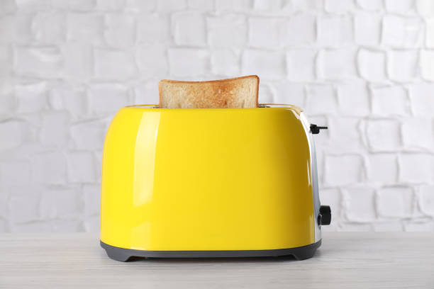 흰색 나무 테이블에 빵 조각현대 토스터 - toaster 뉴스 사진 이미지