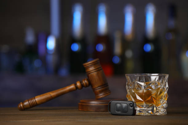 자동차 키, 알코올 음료 한 잔, 바의 나무 테이블에 망치, 텍스트 공간. 음주 운전 개념 - drunk driving alcohol key law 뉴스 사진 이미지