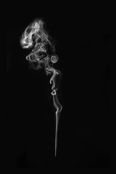 fumaça em um fundo preto. - smoke condensation fumes isolated - fotografias e filmes do acervo