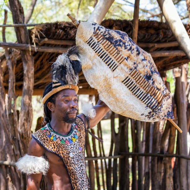 南アフリカのレセディ文化村でズールーの衣装を着たズールー族 - south africa zulu bead african descent ストックフォトと画像